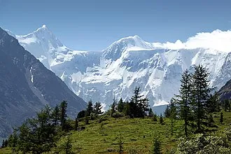 Mont Beloucha dans l'Altaï - sommet enneigé à la frontière du Kazakhstan et de la Russie
