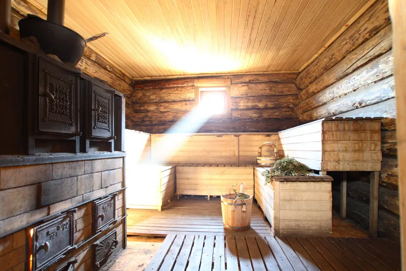 Intérieur d'un banya russe traditionnel avec poêle à pierres