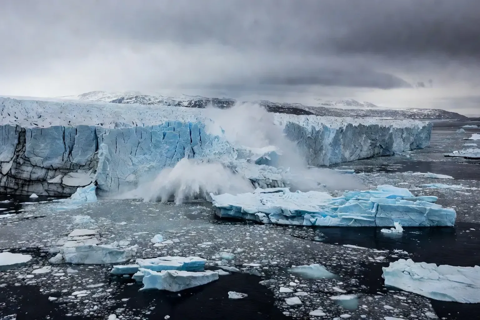 Glacier se jetant dans la mer de Barents, Nouvelle-Zemble