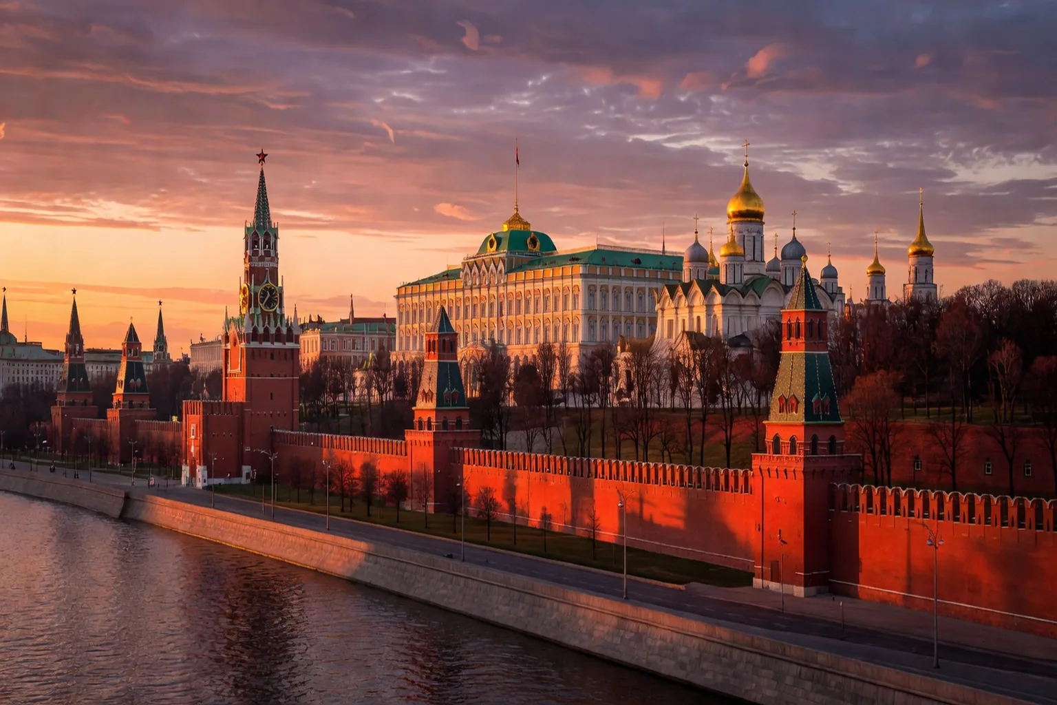 Vue aerienne du Kremlin de Moscou avec ses cathedrales dorees au coucher du soleil