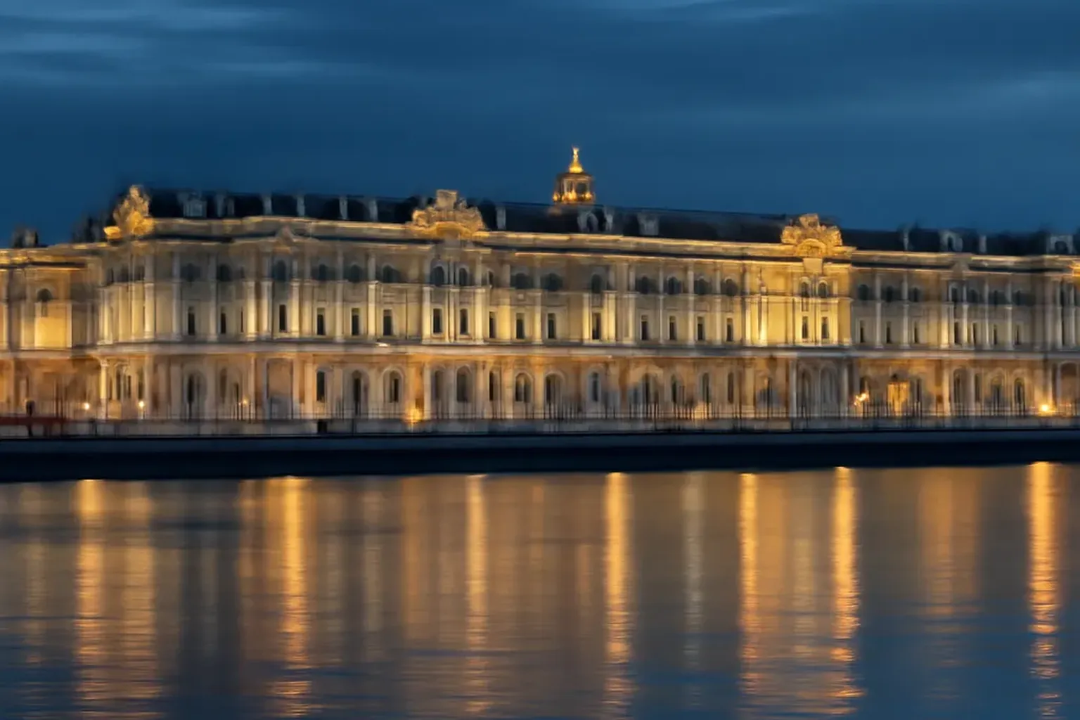 Palais d Hiver et Hermitage a Saint-Petersbourg vus depuis la Neva
