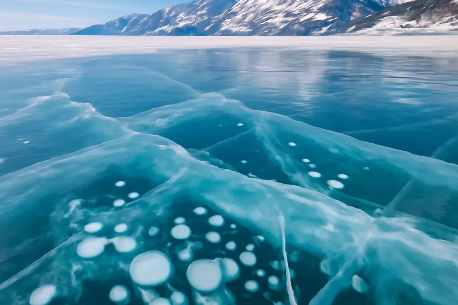 Lac Baikal gele en fevrier avec glace turquoise translucide