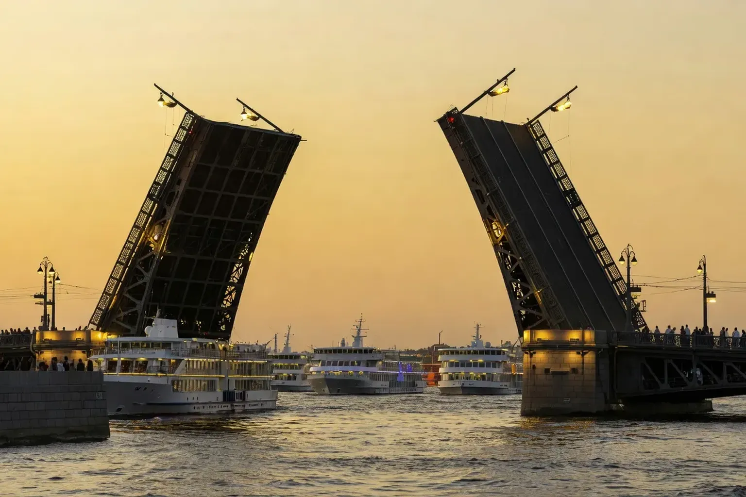 Pont leve a Saint-Petersbourg pendant les nuits blanches de juin