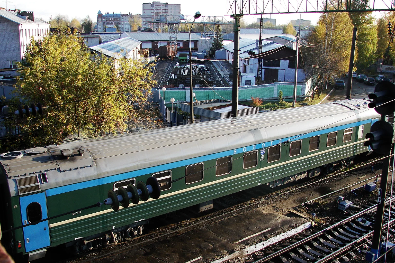 Intérieur d'un compartiment kupe dans un train de nuit russe avec ses quatre couchettes et rideaux
