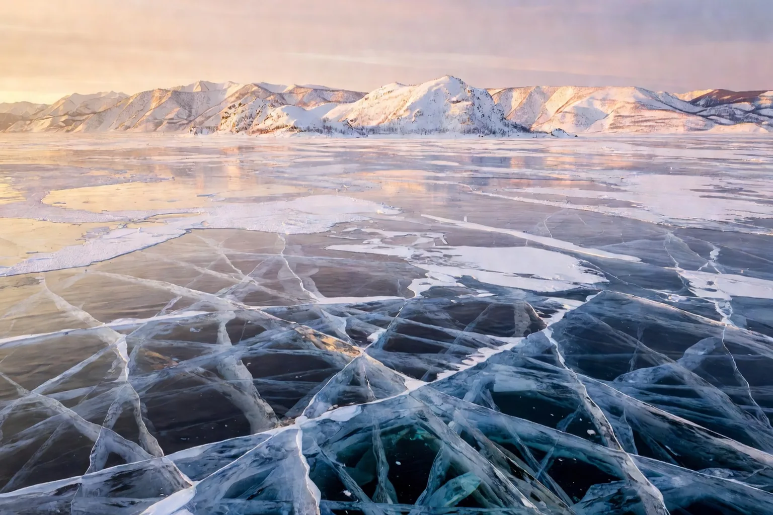 Glace transparente du lac Baikal en hiver vue depuis l ile d Olkhon