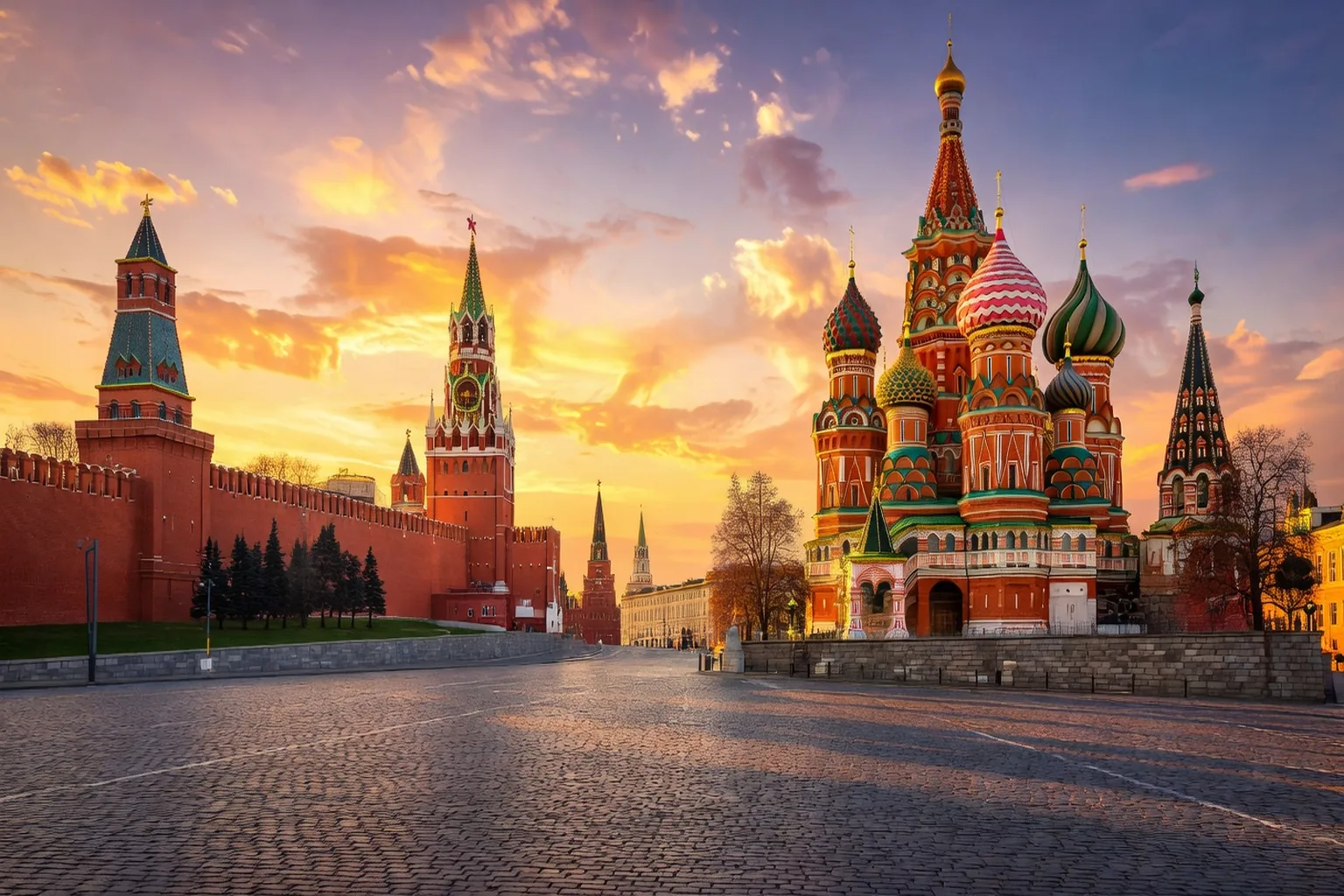 Place Rouge a Moscou avec la cathedrale Saint-Basile au coucher du soleil