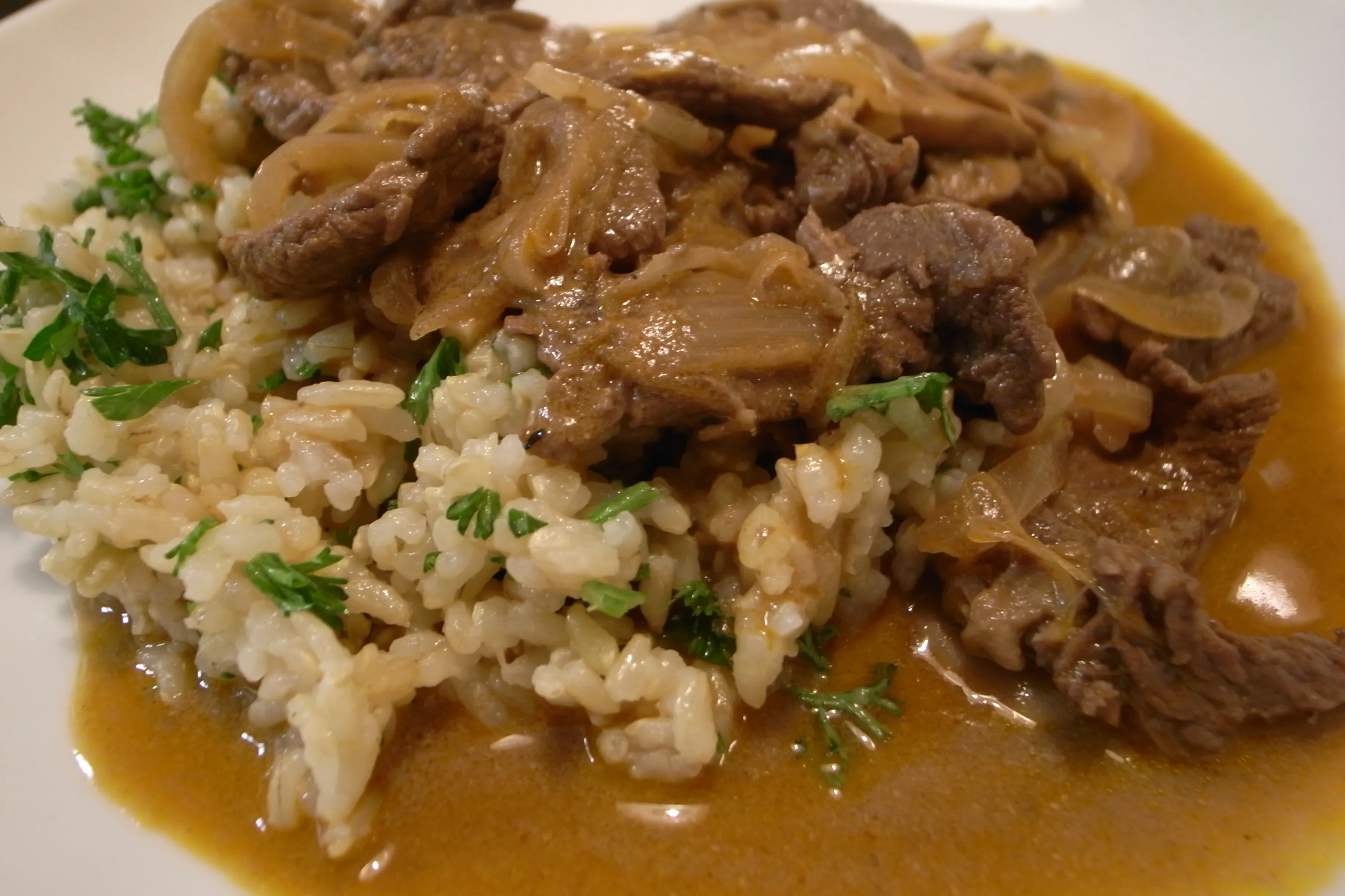 Bœuf Stroganov russe avec champignons et sauce smetana