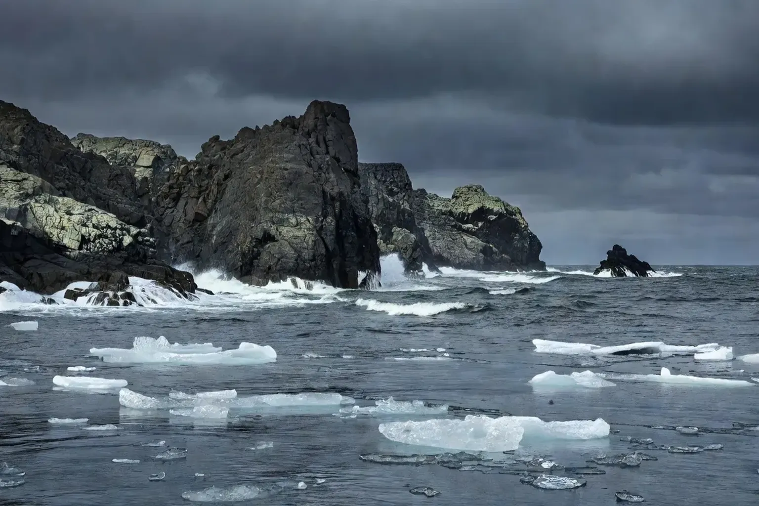 Paysage cotier de la Nouvelle-Zemble avec falaises, glace et mer de Barents