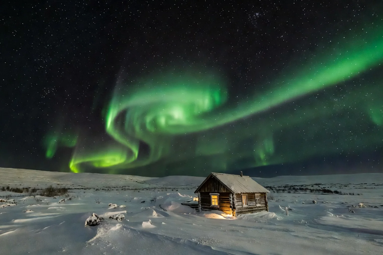 Aurores boréales vertes dans le ciel nocturne de la péninsule de Kola en Russie arctique