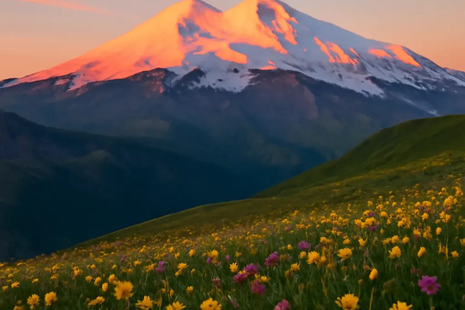 Massif de l Elbrouz enneige vu depuis la Kabardino-Balkarie au lever du soleil