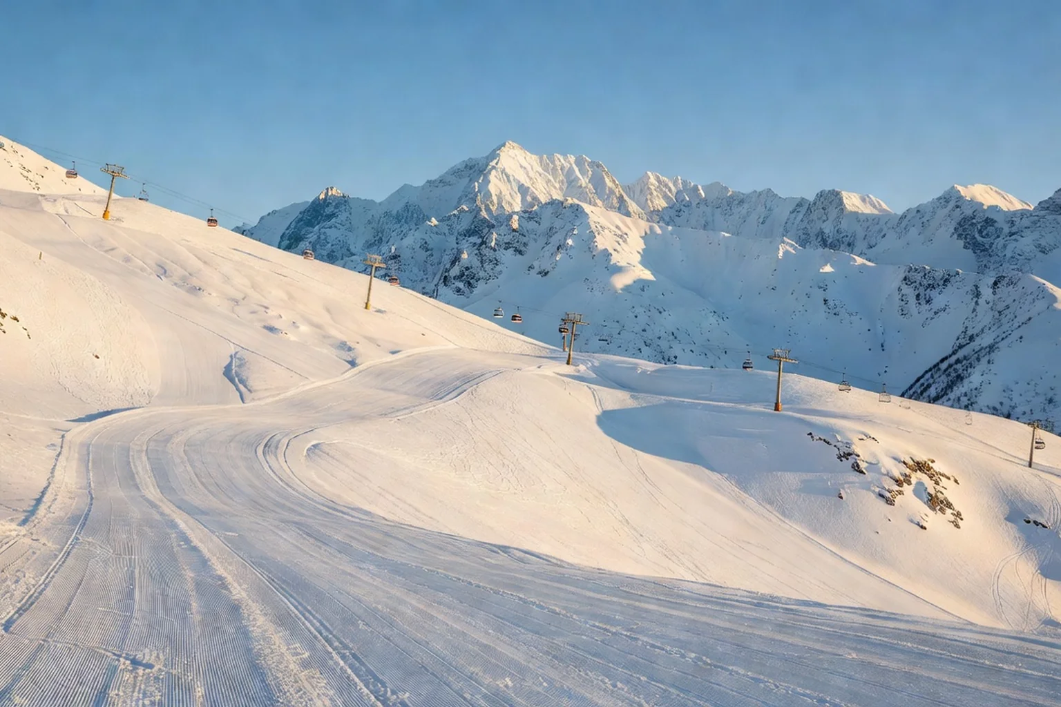 Ski en Russie : pistes damées et remontées de Rosa Khutor dans le Caucase, au-dessus de Sotchi