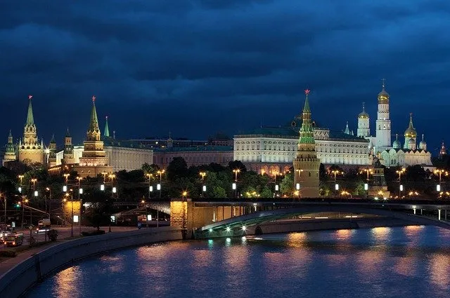 Le Kremlin de Moscou vu depuis la Place Rouge, voisin de la cathédrale Saint-Basile