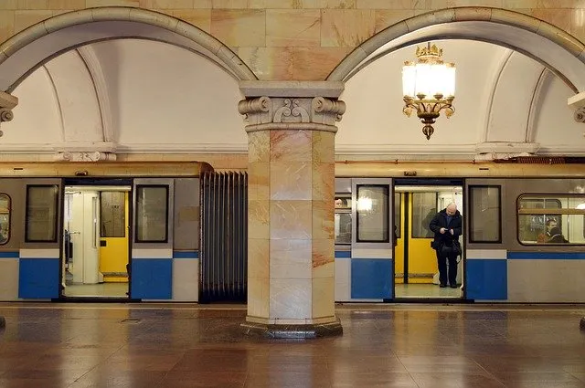 Station de métro de Moscou avec rame et portes ouvertes