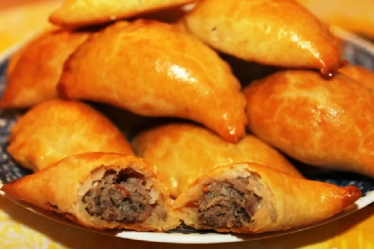 Pirojki dorés - petits chaussons farcis traditionnels de la cuisine russe
