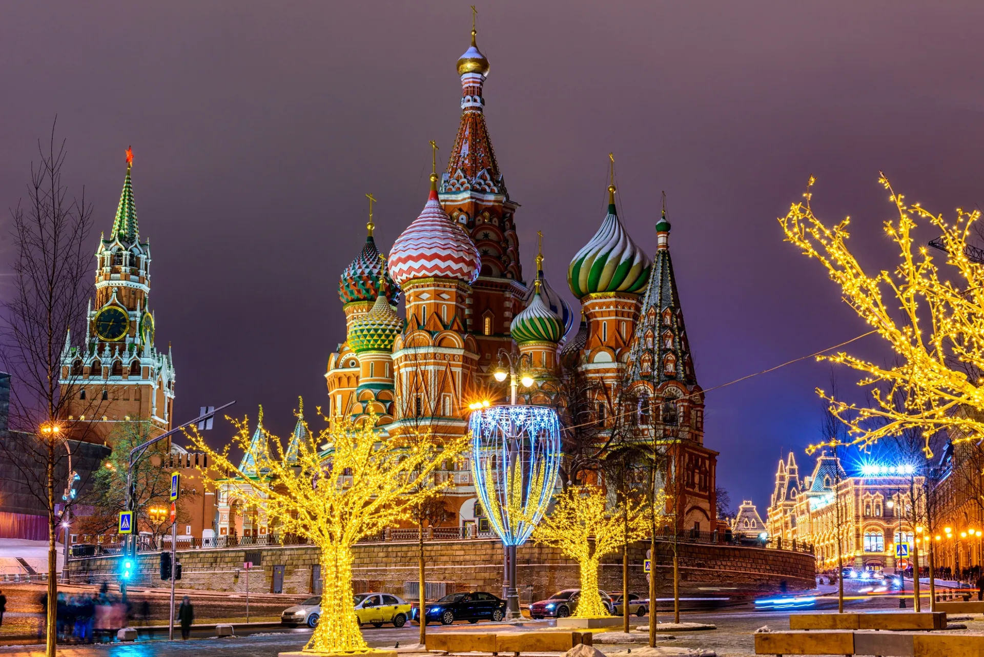 Cathedrale Saint-Basile-le-Bienheureux sur la Place Rouge a Moscou avec ses coupoles colorees