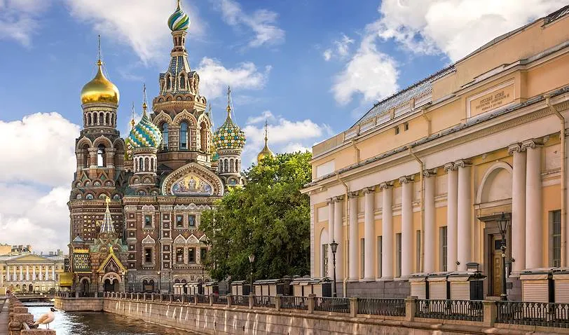 Vue panoramique de Saint-Pétersbourg avec les canaux, la cathédrale Saint-Sauveur-sur-le-Sang-Versé et les ponts sur la Neva, Russie