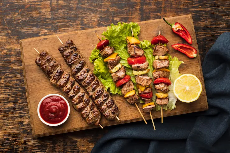 Shashlyks, brochettes de viande grillée marinée - spécialité de la gastronomie russe