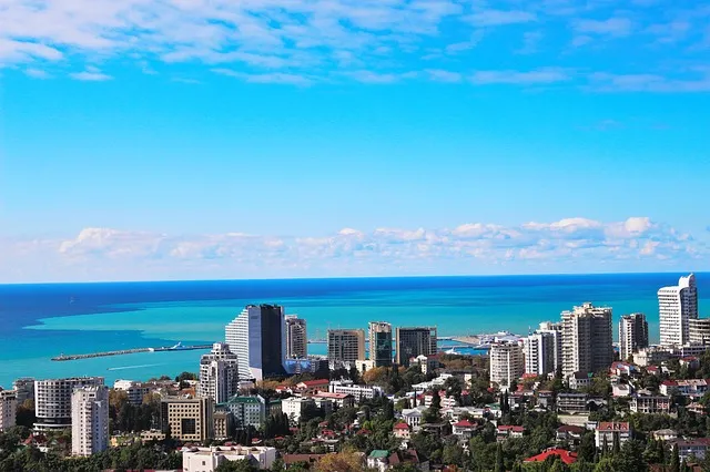 Sotchi, station balnéaire sur la côte de la mer Noire en Russie