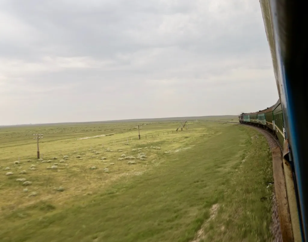 Le train Transmongolien traversant les steppes de Mongolie entre la Russie et la Chine